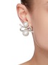模特儿示范图 - 点击放大 - KENNETH JAY LANE - 人造珍珠及仿水晶点缀蝴蝶结造型金属夹耳耳环