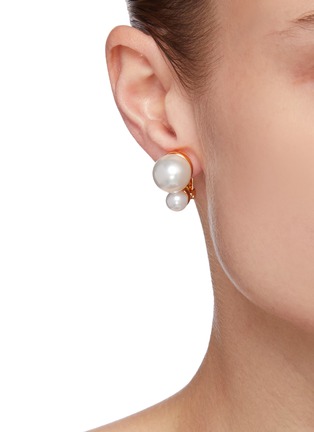 模特儿示范图 - 点击放大 - KENNETH JAY LANE - 人造珍珠点缀镀金金属夹耳耳环