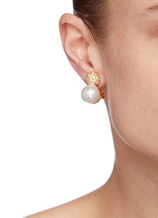 模特儿示范图 - 点击放大 - KENNETH JAY LANE - 人造珍珠及仿水晶点缀镀金金属夹耳耳环