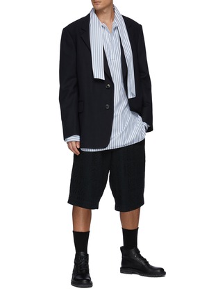 模特儿示范图 - 点击放大 - DRIES VAN NOTEN - CRIZZ 3236拼色条纹系带领口丝质上衣