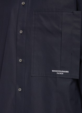  - WOOYOUNGMI - logo拼贴口袋不规则下摆纯棉衬衫
