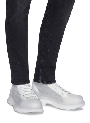 模特儿示范图 - 点击放大 - ALEXANDER MCQUEEN - TREAD SLICK半透视运动鞋