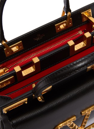 细节 - 点击放大 - VALENTINO GARAVANI - Valentino Garavani Brass Stud Logo Calf Leather Double Handle Mini Bag