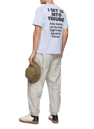 模特儿示范图 - 点击放大 - ARIES - INTO TROUBLE TEMPLE标语印花纯棉T恤
