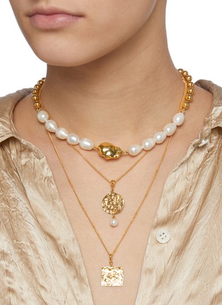 模特儿示范图 - 点击放大 - MISHO - BAROQUE珍珠点缀22K镀金项链