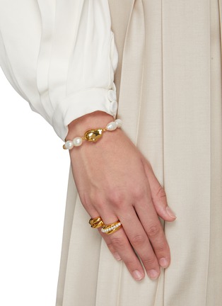 模特儿示范图 - 点击放大 - MISHO - 珍珠点缀22K镀金戒指套装