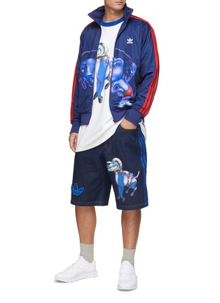 模特儿示范图 - 点击放大 - ADIDAS - X KERWIN FROST太空狗印花牛仔短裤