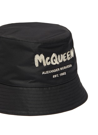 细节 - 点击放大 - ALEXANDER MCQUEEN - 拼色涂鸦LOGO渔夫帽