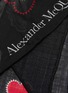 细节 - 点击放大 - ALEXANDER MCQUEEN - 心形图案品牌名称羊毛领带式围巾