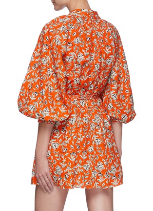 背面 - 点击放大 - ALICE + OLIVIA - LILIAN腰带泡泡袖花卉图案混亚麻连衣裙