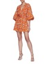 模特儿示范图 - 点击放大 - ALICE + OLIVIA - LILIAN腰带泡泡袖花卉图案混亚麻连衣裙