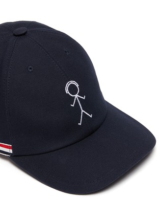 细节 - 点击放大 - THOM BROWNE - 卡通小人图案三色条纹织带棒球帽