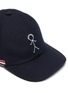 细节 - 点击放大 - THOM BROWNE - 卡通小人图案三色条纹织带棒球帽