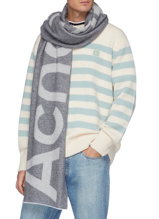 模特儿示范图 - 点击放大 - ACNE STUDIOS - 拼色品牌名称混羊毛围巾