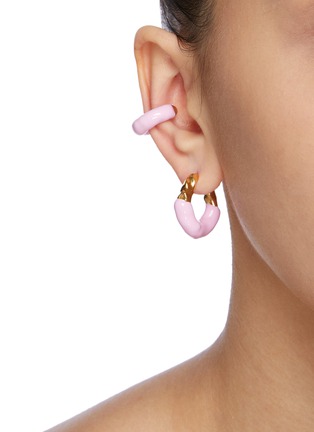 模特儿示范图 - 点击放大 - JOANNA LAURA CONSTANTINE - Feminine Waves金属耳环及耳骨夹套装