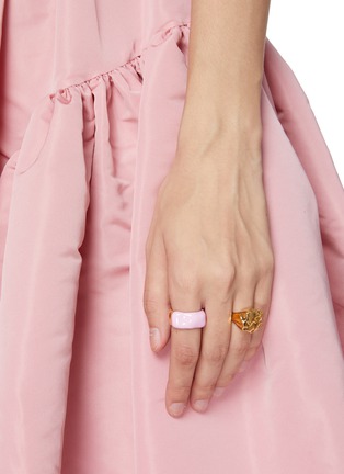 模特儿示范图 - 点击放大 - JOANNA LAURA CONSTANTINE - Feminine Waves搪瓷点缀镀金黄铜戒指