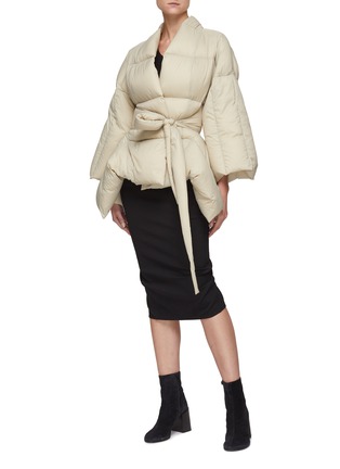 模特儿示范图 - 点击放大 - RICK OWENS - TOMMYWING腰带包裹羽绒夹克