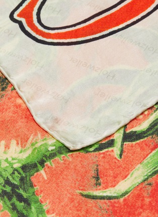 细节 - 点击放大 - HOLZWEILER - logo暗花番茄图案缎面真丝围巾