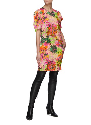 模特儿示范图 - 点击放大 - STELLA MCCARTNEY - MALIA V领泡泡袖花卉图案连衣裙