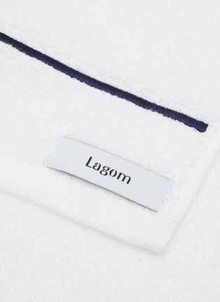 细节 –点击放大 - LAGOM - HÖG纯棉毛巾 — 白色和深蓝色