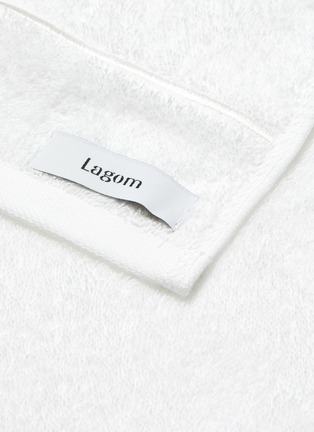 细节 –点击放大 - LAGOM - HÖG纯棉毛巾 — 白色
