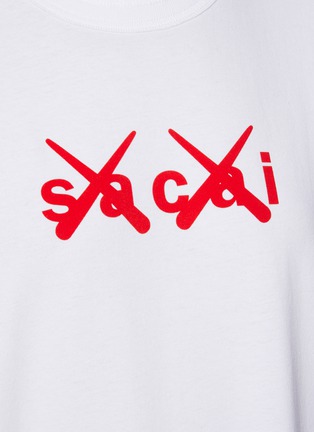  - SACAI - X KAWS中性款品牌名称纯棉T恤