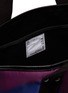 细节 - 点击放大 - SACAI - X KAWS 涂鸦拼色大号托特包