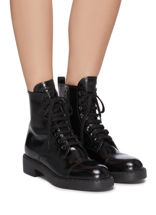 模特儿示范图 - 点击放大 - PRADA - Spazzolato leather combat boots