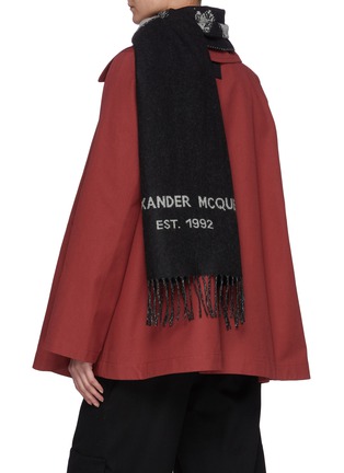 模特儿示范图 - 点击放大 - ALEXANDER MCQUEEN - 品牌字母涂鸦羊毛围巾