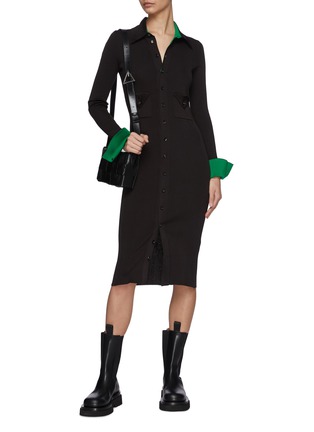 模特示范图 - 点击放大 - BOTTEGA VENETA - 拼贴口袋混丝针织衬衫式连衣裙