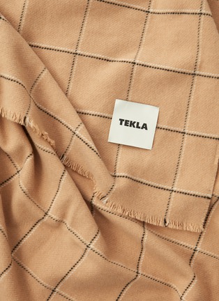 细节 –点击放大 - TEKLA - 须边格纹美丽诺羊毛毯 — 浅棕色