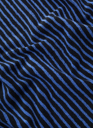 细节 –点击放大 - TEKLA - 条纹有机棉毛巾 — 蓝色和黑色