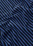 细节 –点击放大 - TEKLA - 条纹有机棉毛巾 — 蓝色和黑色