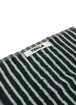 细节 –点击放大 - TEKLA - 条纹有机棉毛巾 — 黑色和薄荷绿