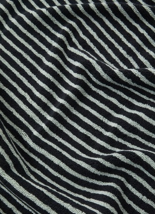 细节 –点击放大 - TEKLA - 条纹有机棉毛巾 — 黑色和薄荷绿