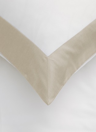 细节 –点击放大 - FRETTE - BOLD 拼色条纹围边纯棉枕套 — 白色和浅棕色