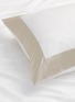  - FRETTE - BOLD 拼色条纹围边纯棉枕套 — 白色和浅棕色