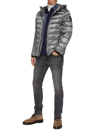 模特儿示范图 - 点击放大 - CANADA GOOSE - 金属亮面连帽绗缝羽绒夹克