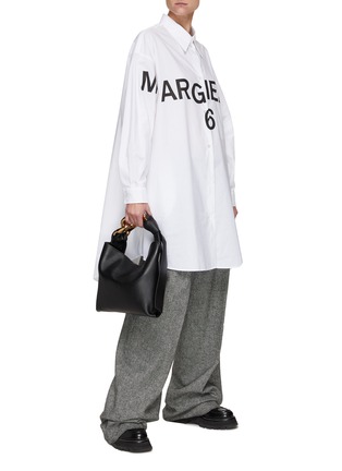 模特儿示范图 - 点击放大 - MM6 MAISON MARGIELA - 字母 LOGO 印花纯棉长款衬衫
