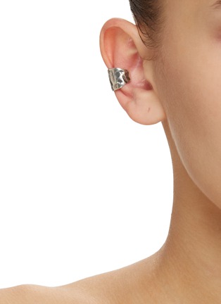 凹陷造型纯银耳骨夹展示图