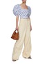 模特儿示范图 - 点击放大 - CAROLINE CONSTAS - TESSA菱形花卉图案泡泡袖短款上衣