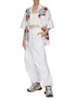 模特儿示范图 - 点击放大 - MARINE SERRE - 中性款花卉刺绣镂空设计短袖衬衫