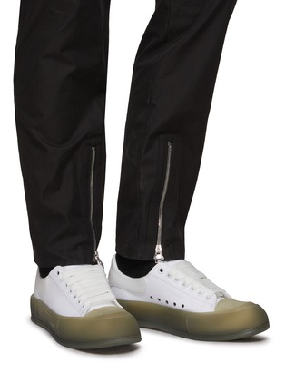 模特儿示范图 - 点击放大 - ALEXANDER MCQUEEN - DECK PLIMSOLL 拼色设计帆布运动鞋