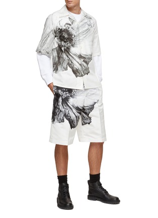 模特儿示范图 - 点击放大 - ALEXANDER MCQUEEN - 花卉图案印花纯棉短袖衬衫
