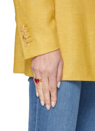 模特儿示范图 - 点击放大 - YVONNE LEON - CHEVALIERE OVALE 红玛瑙钻石点缀心形9K黄金戒指