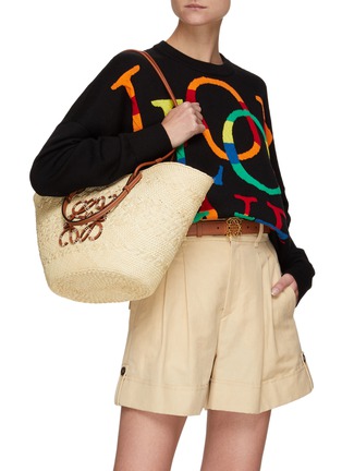 模特儿示范图 - 点击放大 - LOEWE - Leather Anagram Raffia Bucket Bag