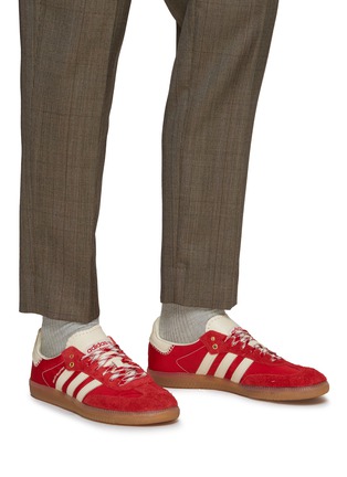 模特儿示范图 - 点击放大 - ADIDAS - X WALES BONNER SAMBA 运动鞋