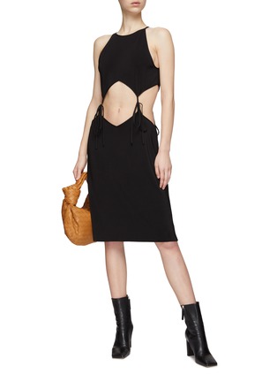 模特儿示范图 - 点击放大 - BOTTEGA VENETA - 腰部系带镂空削肩连衣裙