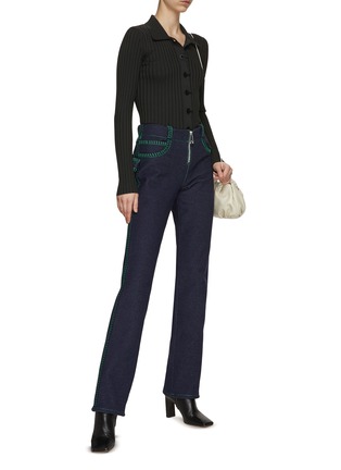 模特儿示范图 - 点击放大 - BOTTEGA VENETA - 对比缝线直筒牛仔长裤