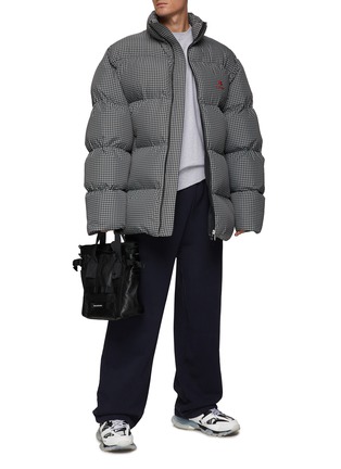 模特儿示范图 - 点击放大 - BALENCIAGA - 格纹PUFFER绗缝夹克